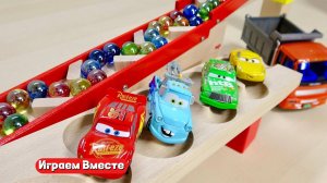 Играем в ТАЧКИ вместе с развивающими шариками ! Машинки из мультика и горки !