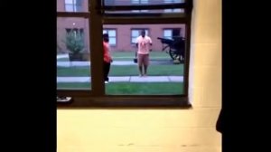 Негр прыгает в кольцо