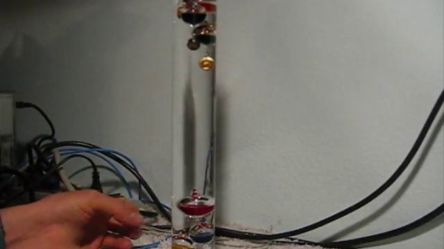 How a Galileo Thermometer works, after music & lights смотреть онлайн