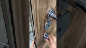 Процесс замены сердцевины в замке металлической  двери.