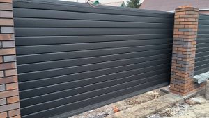 Откатные ворота ,заполнение сайдинг черный графит.