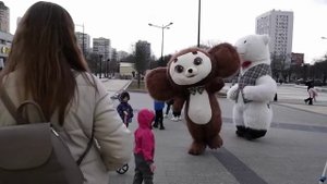 Мишка и чебурашка радуют людей на площади!