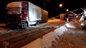 Грузовая эвакуация фуры с прицепом из кювета