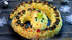 Крабовая змея. САЛАТ С КРАБОВЫМИ ПАЛОЧКАМИ В ВИДЕ ЗМЕИ