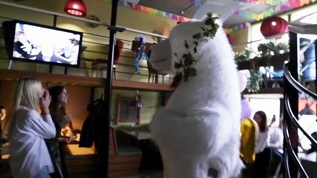 Девушка в шоке! Поздравление белый мишка смотреть онлайн