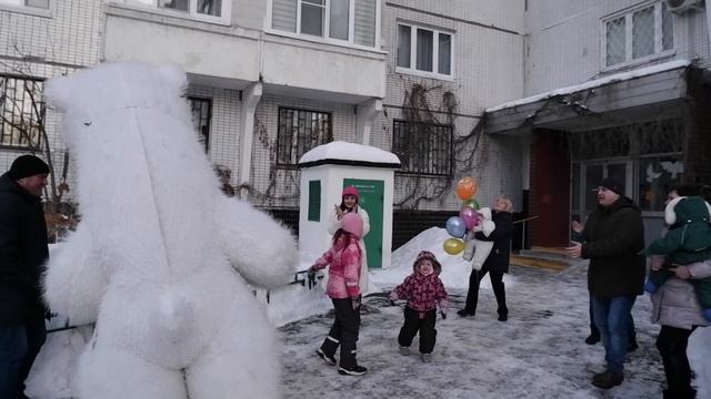 Мужчина отжег по полной! Поздравление белого мишки