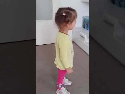 Стеснительная девчушка