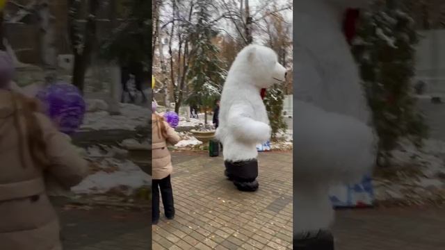 Медведь поднял всем настроение! Поздравление белый мишка смотреть онлайн