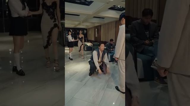 【Multi SUB】《天師秘聞錄》大夏家族為找天師解密夜探萬鬼窟，不料衆人卻被鬼怪纏身，危急關頭天師降臨，一招連環招數直接打退鬼怪，殊不知大麻煩還在後面 #男頻 #玄幻 #奇譚 #精彩短劇推薦