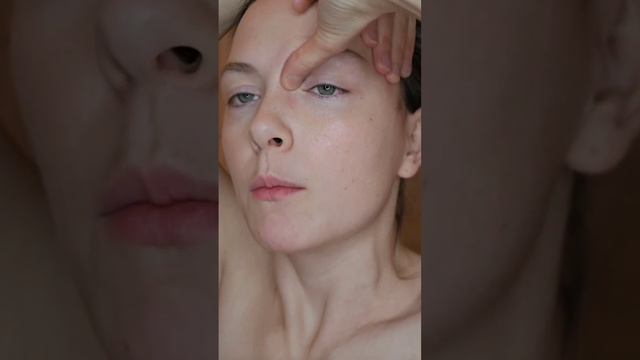 ♡ ТЕХНИКА, КОТОРАЯ ПОЗВОЛИТ УБРАТЬ МЕЖБРОВКУ, ОТЁЧНОСТЬ, НАВИСШЕЕ ВЕКО ♡ #естественноеомоложение