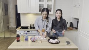 Китаянки готовят китайскую еду на русской кухне. Крылья жаренные в коле и томатная стеклянная лапша