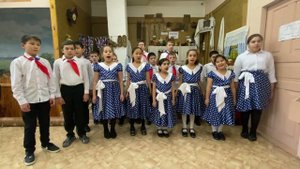 Хор обучающихся 3В и 4В классов (дети с ОВЗ). Русская народная песня «Я на камушке сижу»