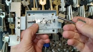 Извлекаю замок KABA MAUER из дверцы сейфа Вальберг и делаю по нему ключи.