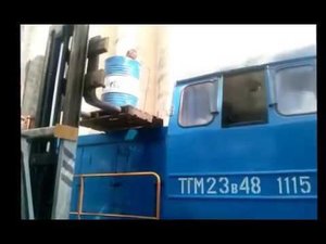 Заправка тепловоза ТГМ 2 топливом.