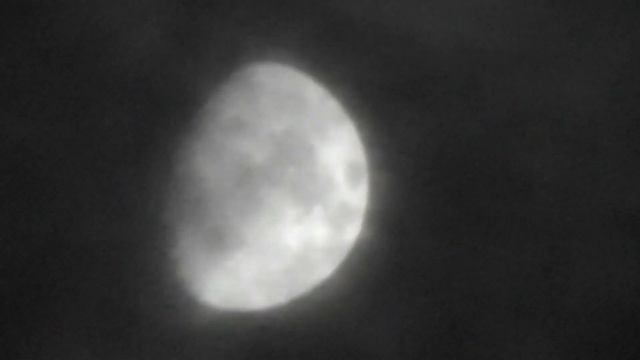 голубая луна за облаками