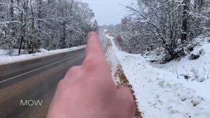 В деревне Дороховая Износковском р-не Калужской области дорожники отсыпали обочину на снег.