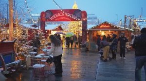 Сильный снегопад превращает Цюрихскую рождественскую ярмарку в сказку в день открытия в 2024 году