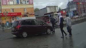 "А он махнул, дави его, я и задавила"