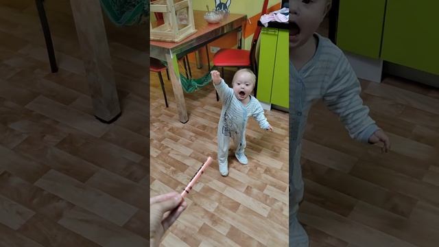 Настя пошла #первыешаги #супернастуся #солнечныймалыш #синдромдауна #downsyndrome #топтоп #первыйшаг