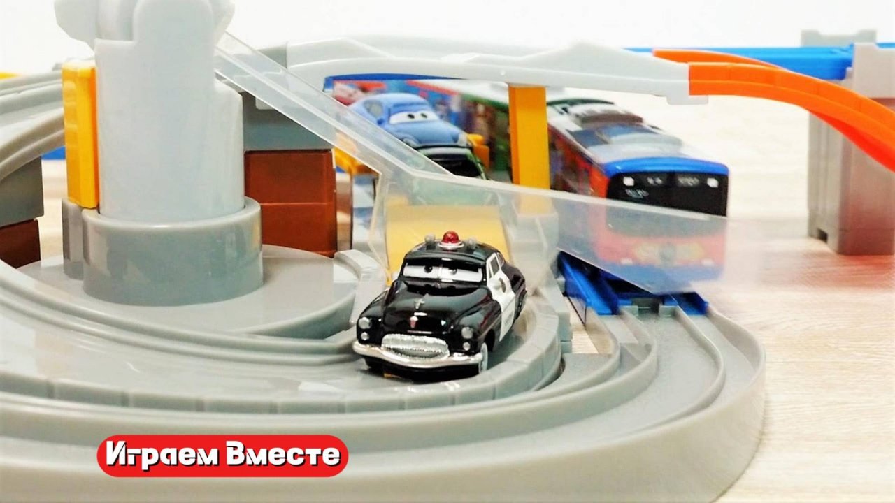 Играем вместе в машинки ! Крутая гоночная трасса ! модельки из мультика Тачки !