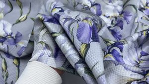 Шёлк серого цвета с принтом  ирисы 46571