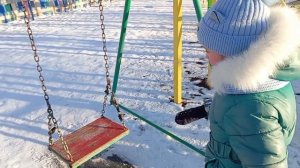 В парке.Почему Ульяна не ходит в садик.Расшатываем зубик.