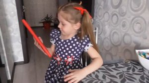 Милана и папа играют с котенком