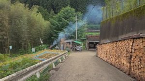 Прогулка в дождливый сезон по красивой горной деревушке Каваками, Япония 4K Сельский пейзаж.