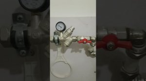 (косой фильтр + редуктор давления+ манометр) +счётчик воды с обратным клапаном+ магистральный фильт