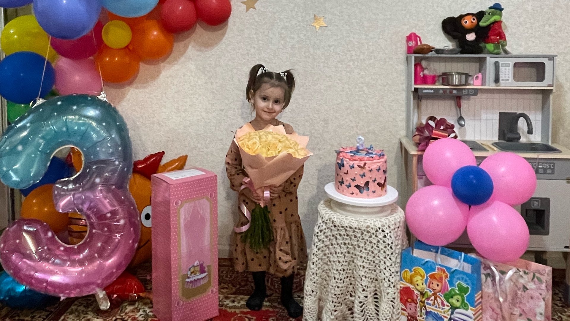 У МИЛАШКИ ДЕНЬ РОЖДЕНИЯ И ЕЁ ПОЗДРАВИЛ БОЛЬШОЙ МИШКА смотреть онлайн