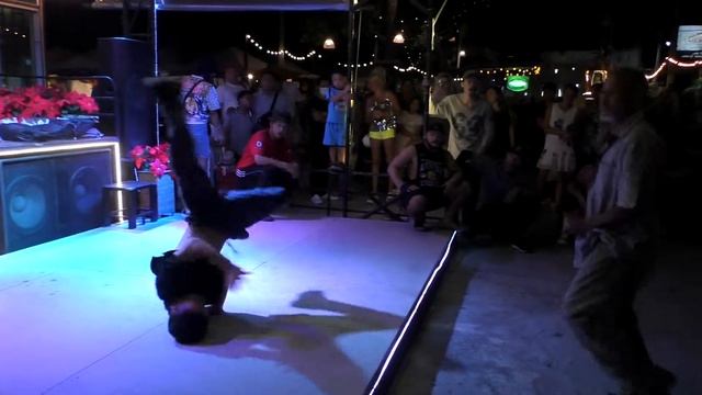 Night street dance in Pattaya - Ночные уличные танцы в Паттайе!