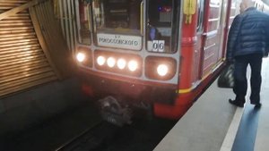 Метро поезд красная стрела
