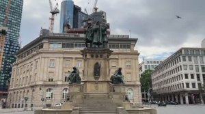 Пешая экскурсия по Франкфурту, Германия, в жаркий летний день. Откройте для себя Франкфурт