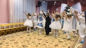 Вход на новогодний утренник «Будьте счастливы» Подготовительная группа