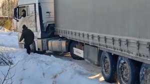 Фура застряла в снегу: как спасали грузовик на проселочной дороге