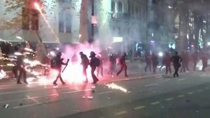 Центр Тбилиси этой ночью превратился в поле боя между протестующими и полицией