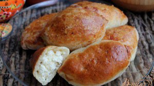 Дрожжевые пирожки с творогом