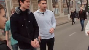 Пранк 'ЖЕСТКИЙ ПОЦЕЛУЙ' чуть не перешел в ДРАКУ  Kiss Prank StreetFun D