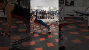 Разведение гантелей в наклонной скамье на заднюю дельту