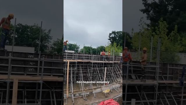 Процесс заливки второй части подпорной стены на объекте АТЦ «Альянс»