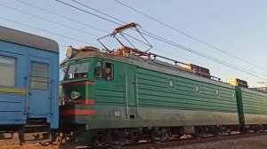 ВЛ11м-049 с вагоном сопровождения и грузовым поездом : дата 30 октября 2021 года