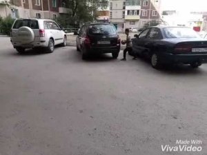 Кинули в машину мяч