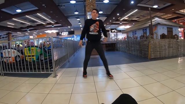 ПРАНК(ВОРВАЛСЯ НА СЦЕНУ В ТРЦ)РЕАКЦИЯ ЛЮДЕЙ НА МЕНЯ смотреть онлайн