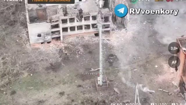 Эпичные кадры штурма:раненый боец 346 полка прорывается сквозь огонь врага и уничтожает пулемётную т