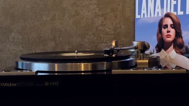 Слушаем Lana Del Rey - Born To Die (LP)  на виниле