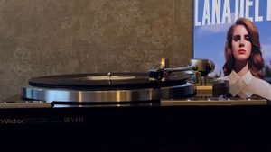 Слушаем Lana Del Rey - Born To Die (LP)  на виниле