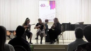 играет домра_Татьяна Ненашева, Пермь, Россия