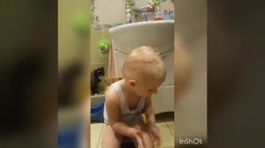 The child washes his head. Ребенок моет голову