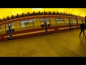 Поезда на станции метро Политехническая. Санкт Петербург