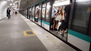 Метро в париже поезд MP 89 CC
